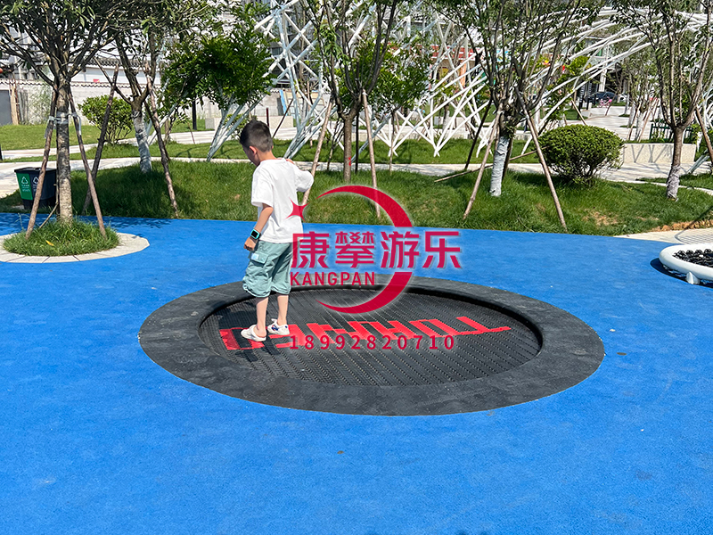 口袋公園安裝的無動(dòng)力游樂設(shè)備地面蹦床